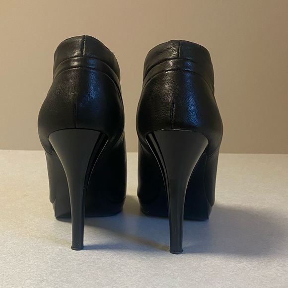 NINE WEST Pendanto Black Leather Bootie Sz 6 (4 1/4” patent heel, 1/2”platform) - Picture 4 of 5